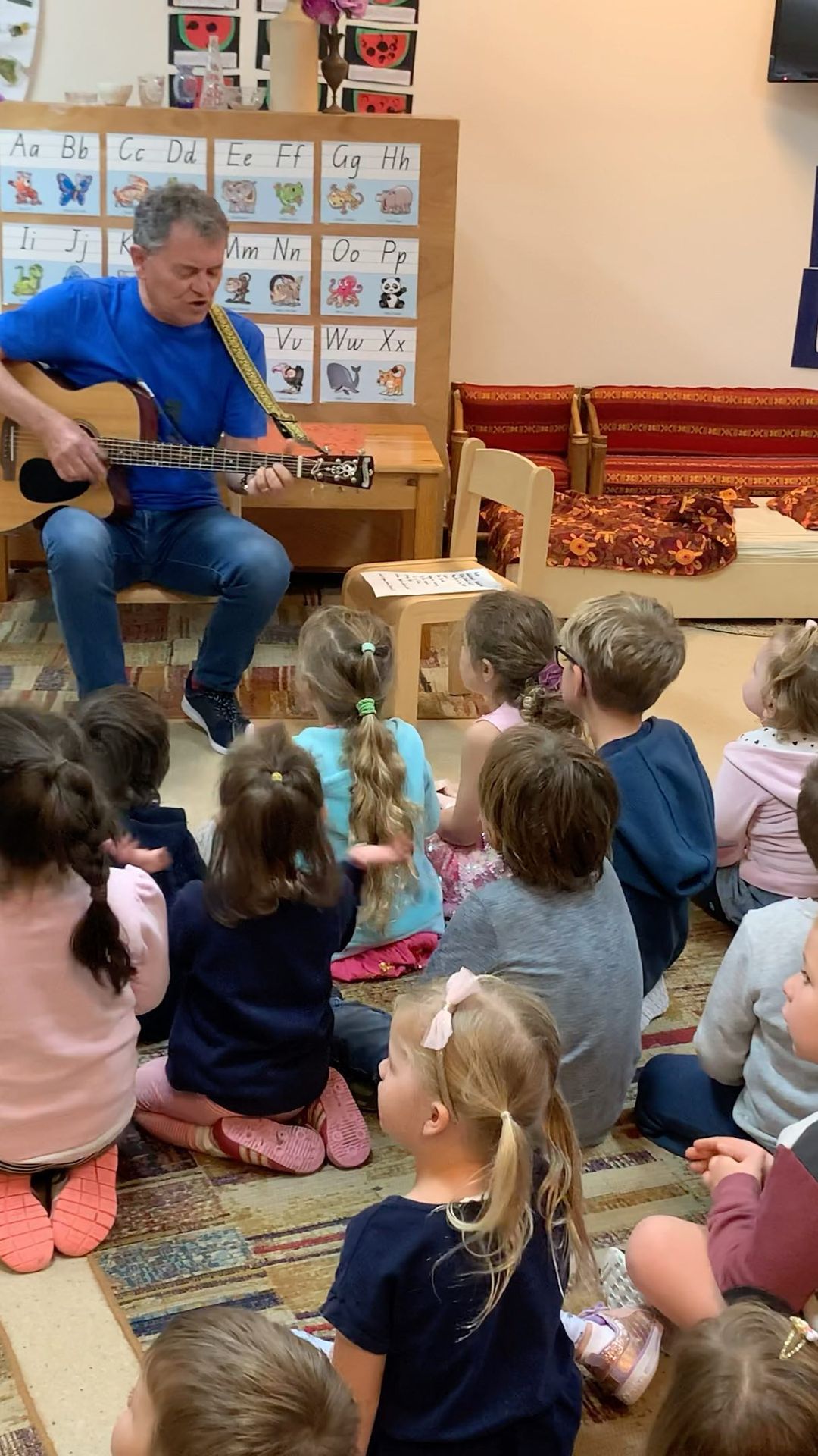 An all time favourite song among the children and staff...”Wash your face in orange juice” 🍊 
Thank you @petercombemusic for coming to put on a show for us 
#petercombe #music #show #singing #aheadstartcentres
